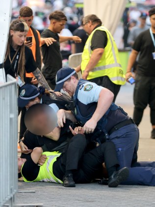 该男子拒绝警方逮捕他的企图。图片:NCA NewsWire / Damian Shaw