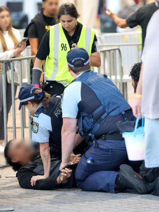 可以看到警察将这名 20 岁的男子按倒在地。图片:NCA NewsWire / Damian Shaw