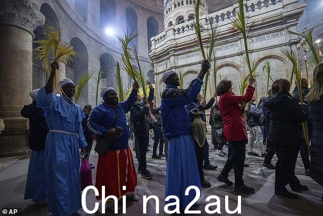 罗马天主教神职人员在传统的棕枝主日游行期间携带棕榈叶