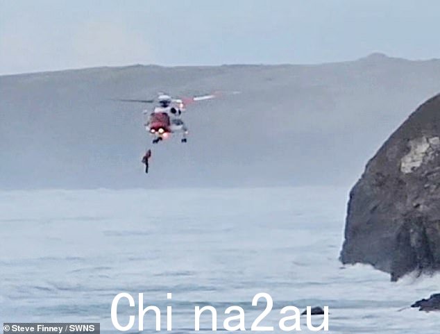 手机录像显示,这名男子被空运到汹涌的海面上后,处境是多么危险。据信他已经跌倒在岩石上