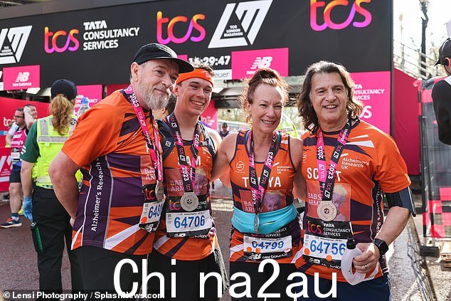 斯科特(最右边)为英国阿尔茨海默病研究筹集了超过 170,000 英镑,但当他意识到自己需要继续前进时,他停止了筹款,(去年拍摄)