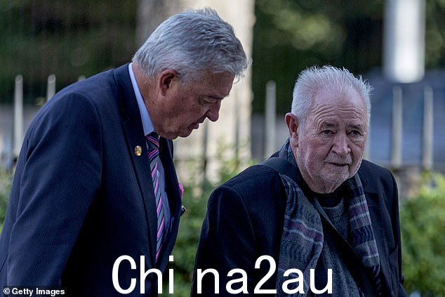 Les Twentyman(右)于 2023 年 5 月在鲍勃·马奎尔神父的国葬中拍照