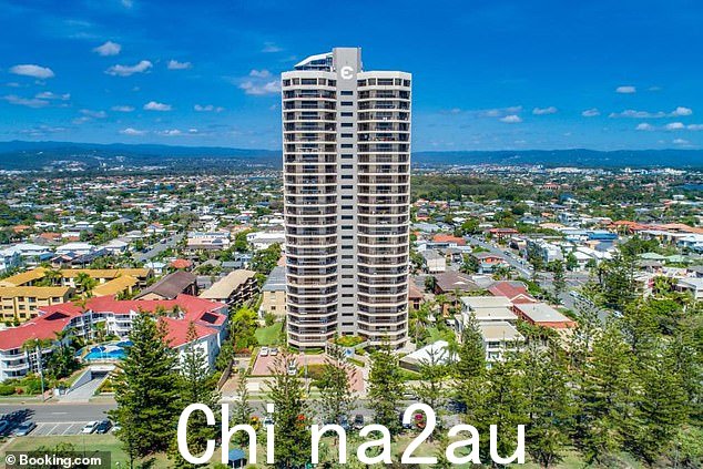 周五晚上 11.30 左右,警察和救护人员被召集到冲浪者天堂的一间公寓,以响应报告患者失去知觉且没有呼吸的紧急电话