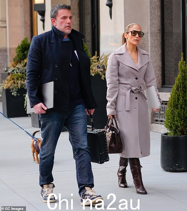54 岁的詹妮弗·洛佩兹 (Jennifer Lopez) 与 51 岁的丈夫本·阿弗莱克 (Ben Affleck) 一起展示了她别致的时尚感周五,情侣在纽约外出