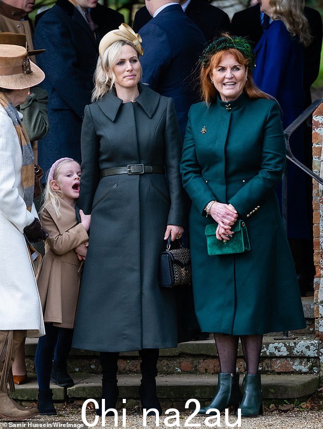 Lena Tindall、Zara Tindall 和莎拉,约克公爵夫人于 2023 年 12 月 25 日在桑德灵厄姆参加教堂活动