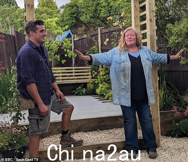 查理在她的花园救援项目之一中拍照