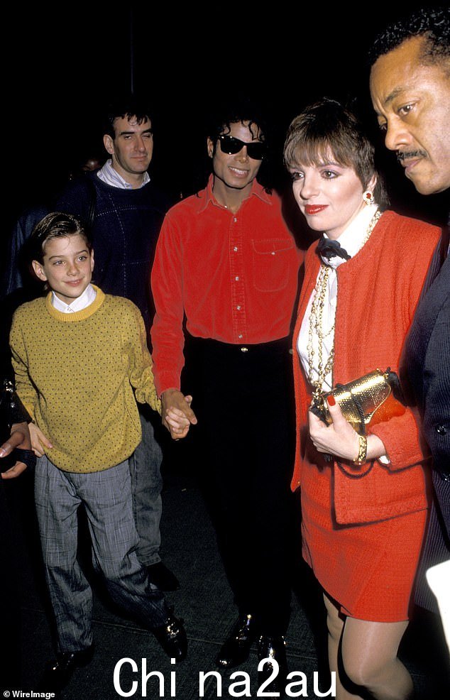 Safechuck 在一张未注明日期的照片中与 Jackson 和 Liza Minnelli 一起被描绘成一个小男孩