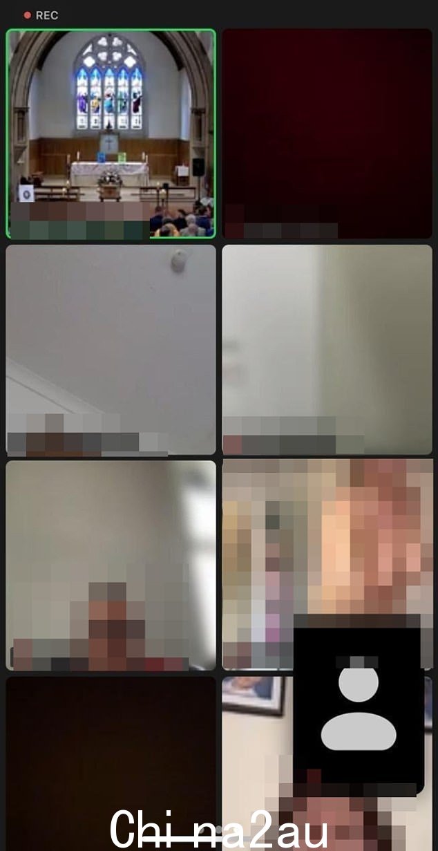 这位女商人在 Zoom 葬礼直播中不小心在淋浴中拍摄了自己的裸体,结果脸红了