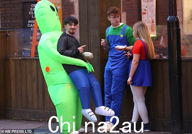 一名男子在与马里奥和路易吉聊天时被外星人带走,在重要的夜晚之前坚持吃食物