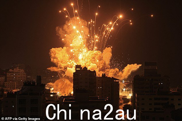 2023 年 10 月 8 日以色列空袭期间一枚导弹在加沙城爆炸