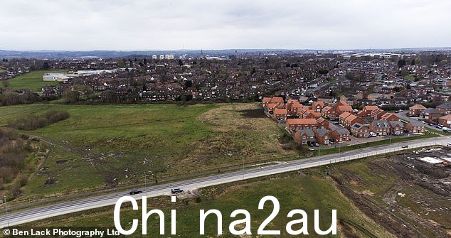 图中是 Eastmoor 的旧庄园(背景)和新建筑(前景)和新道路