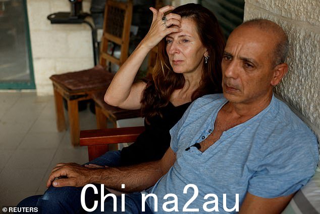 Nissim Louk(右)表示坚信女儿的照片将在人类历史上留下印记,认为它是当今时代的象征,并希望成为后代的文献