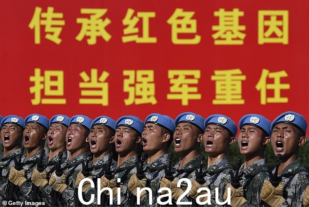 我们需要继续改革国防采购制度,确保纳税人的钱用得更远。图为中国士兵练习列队行进