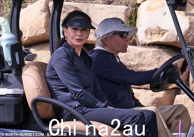 她坐在她丈夫旁边,当他开车时