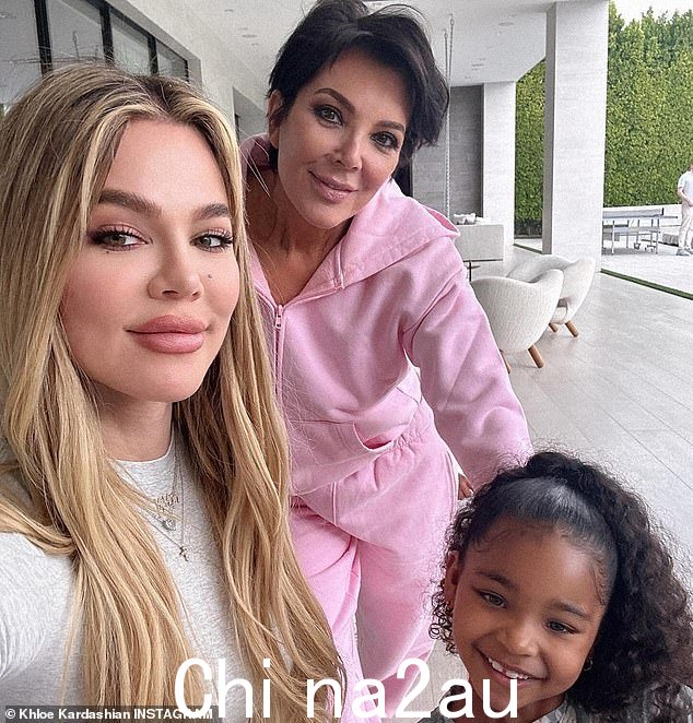 克里斯·詹纳 (Kris Jenner) 周六竭尽全力为她的孙子们举办复活节派对。卡戴珊/詹纳家族女族长有 13 个孙子,年龄从 14 岁到 4 岁不等