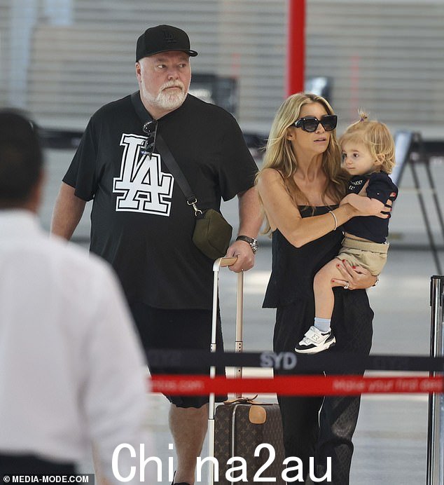 Kyle Sandilands 周六与妻子 Tegan Kynaston 和儿子 Otto 一起在复活节周末度假