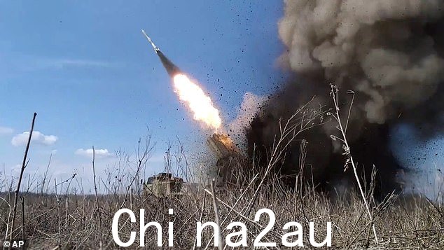 俄罗斯军队的导弹系统向乌克兰阵地发射一枚火箭,地点不明
