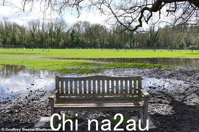 汉普郡温彻斯特朝圣者步道旁的白垩溪休闲场发生洪水