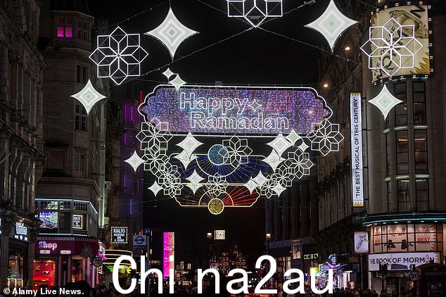 在伦敦,从海德公园附近到皮卡迪利广场和莱斯特广场的牛津街沿线排列的 30,000 盏灯已在斋月期间打开