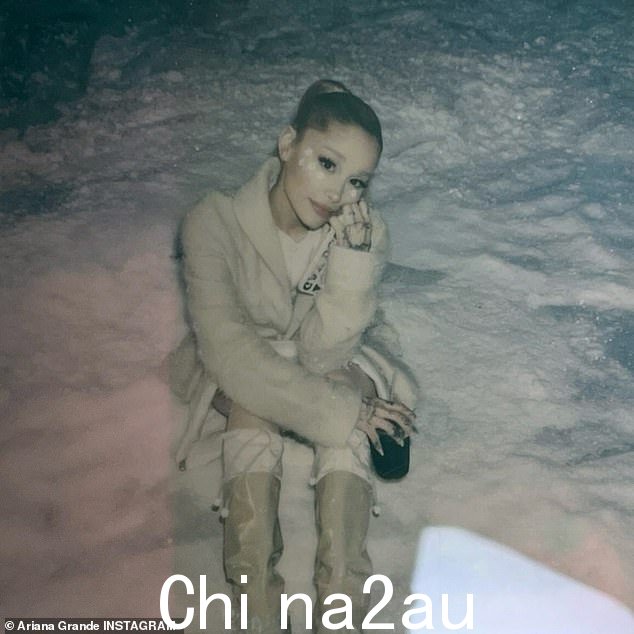 Ariana Grande 周六在社交媒体上很活跃,她与 3.8 亿粉丝分享了一个新的轮播