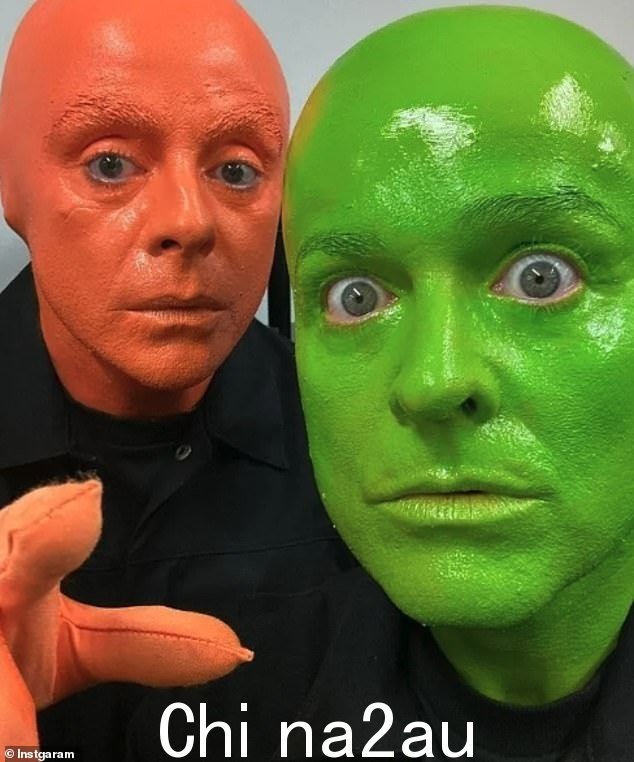 Geordie 二人组,都是 48 岁,被涂上油漆并戴上圆顶帽,加入蓝人乐队 (Blue Man Group) 的决赛,只是为了让粉丝们认为他们的转变“令人毛骨悚然”” class=