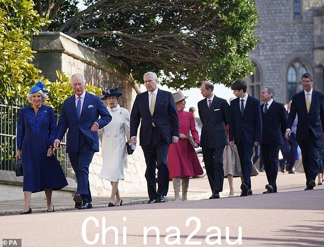 2023 - 去年 4 月 9 日,国王查尔斯三世和卡米拉王后与安妮公主和安德鲁王子一起参加温莎城堡圣乔治教堂的复活节晨祷