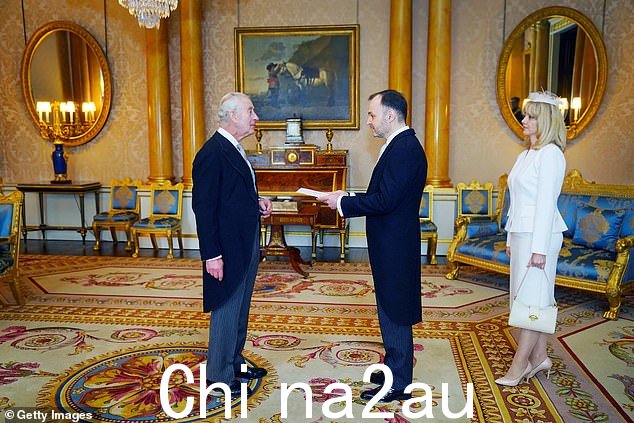 摩尔多瓦大使 Ruslan Bolbocean 于 3 月 28 日向查理三世国王递交国书