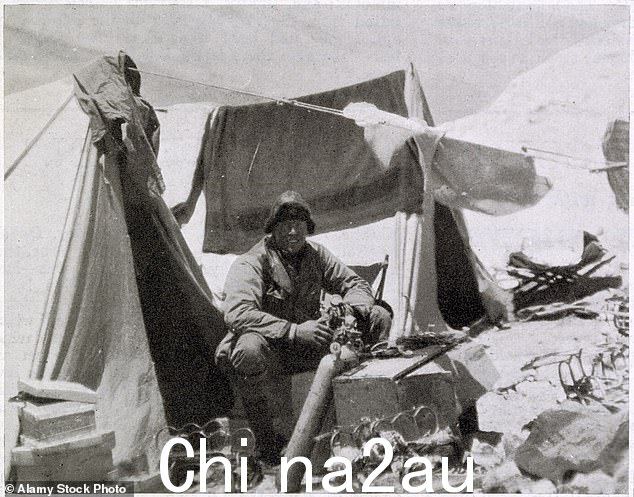 英国登山者安德鲁·科明·欧文 (Andrew Comyn Irvine) 1924 年在珠穆朗玛峰探险营地处理氧气瓶的照片