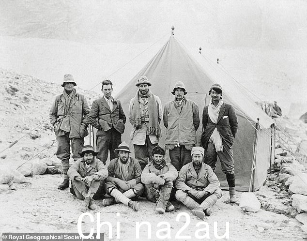 欧文(左上)和马洛里(顶行,左起第二个)与 1924 年珠穆朗玛峰探险队的其他成员合影