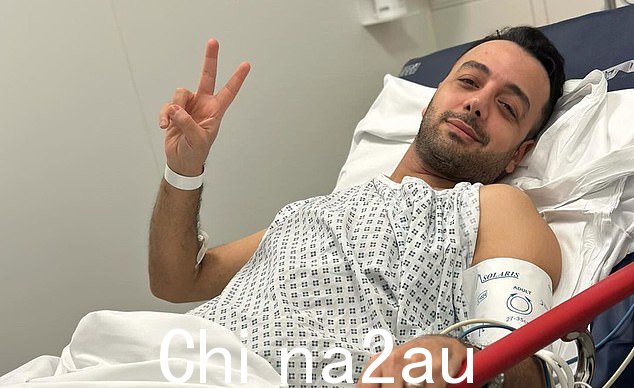 泽拉蒂先生,36岁,周六在伦敦西南部的温布尔登球场被蒙面袭击者多次砍伤后,在医院病床上挑衅地张贴了一张自己的照片