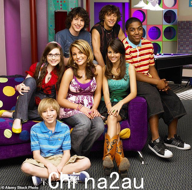 Zoey 101 演员(上排左起):Sean Flynn、Matthew Underwood、Christopher Massey,(中):Erin Sanders、Jamie Lynn Spears