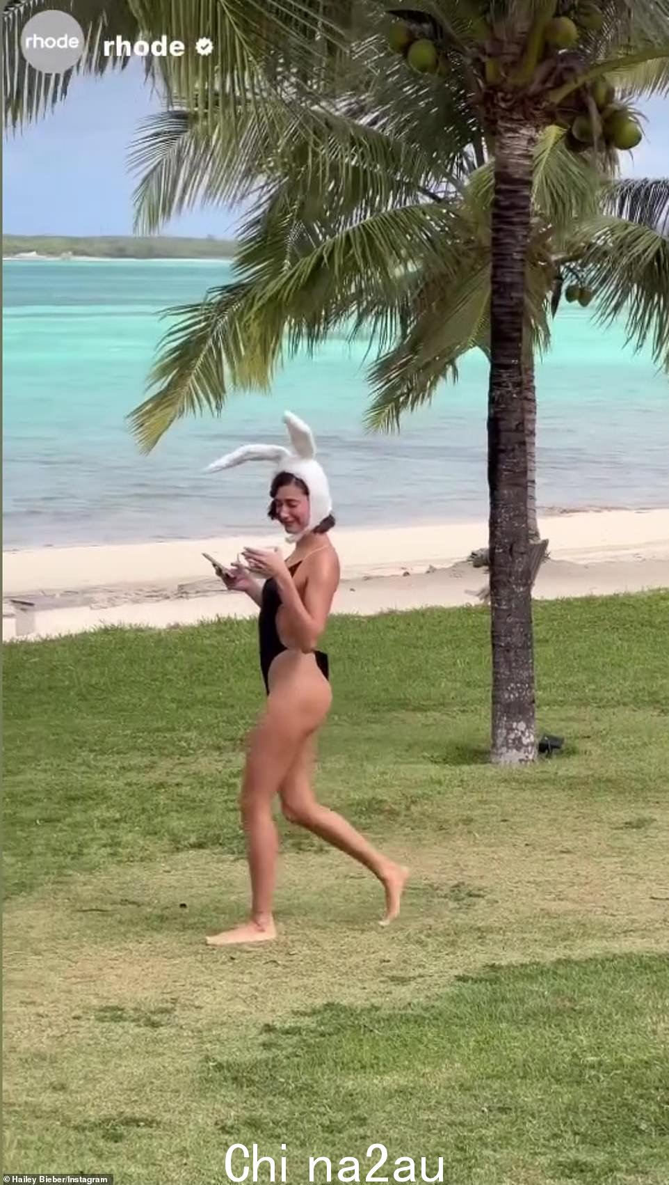 Hailey 还分享了一段她戴着兔耳朵、穿着泳衣在热带风景中行走的视频短片