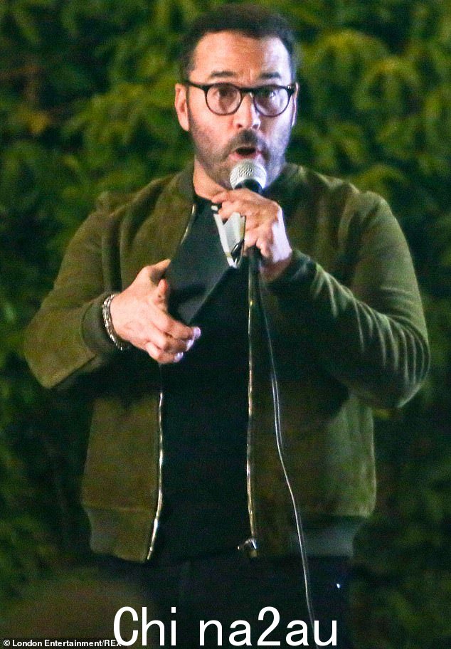 Pive 目前正在澳大利亚进行单口喜剧表演