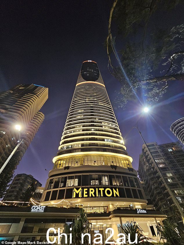 周五晚上 11.30 左右,急救人员在冲浪者天堂的 Meriton 公寓内发现七名呼吸困难的妇女(如图)