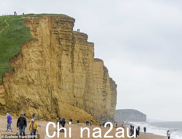 山体滑坡发生在热门海滩的一个繁忙区域,ITV 热门节目 Broadchurch 就是在这里拍摄的