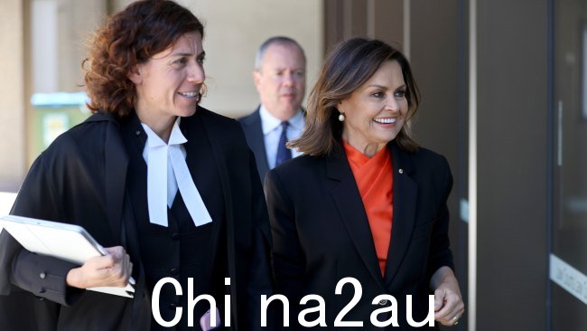 Lisa Wilkinson 与她的大律师 Sue Chrysanthou SC 一起抵达悉尼联邦法院。图片:NCA NewsWire / Damian Shaw