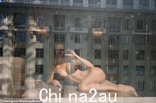 迪娜穿着紧身深绿色比基尼,调整角度拍出性感的照片,令人惊叹不已