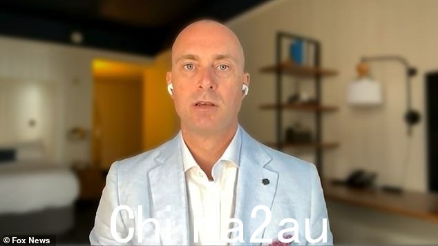 Chris Elston(如上图所示)居住在加拿大,在 X 上以“Billboard Chris”为名,周二透露,他收到了一份奥威尔式的“驱逐通知”因发表有关跨性别专家泰迪·库克(Teddy Cook)的“冒犯性”帖子(如下图所示)而受到澳大利亚政府电子安全专员的处罚。他拒绝删除它并重新分享它,此后已被浏览数千次