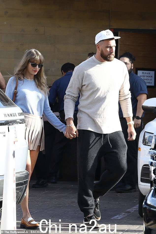 泰勒·斯威夫特 (Taylor Swift) 和特拉维斯·凯尔斯 (Travis Kelce) 越野跳跃,与兄弟杰森 (Jason)、妻子凯莉 (Kylie) 及其家人在宾夕法尼亚州的家中度过复活节周日