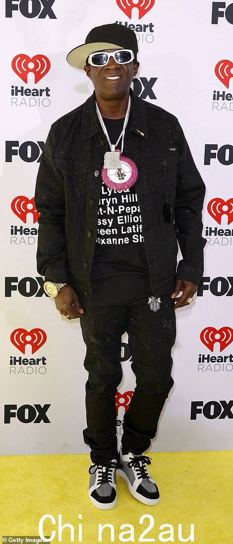Rapper Flavor Flav,65 岁,佩戴他标志性的粗时钟链