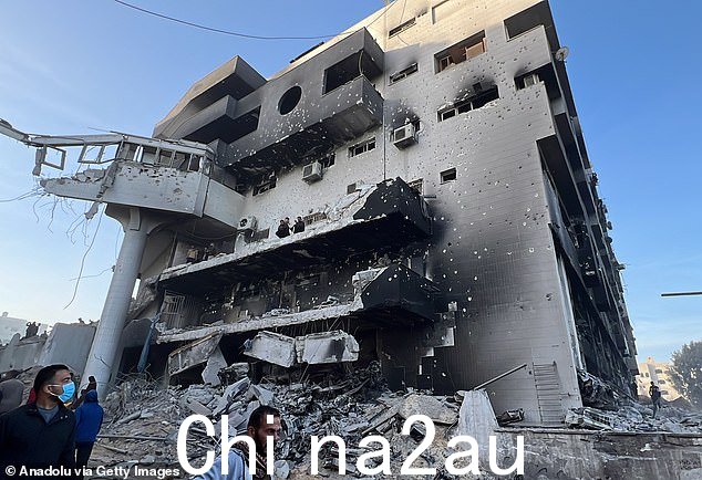 2024 年 4 月 1 日,巴勒斯坦人聚集在加沙代尔巴拉赫被烧毁的 Al-Shifa 医院周围