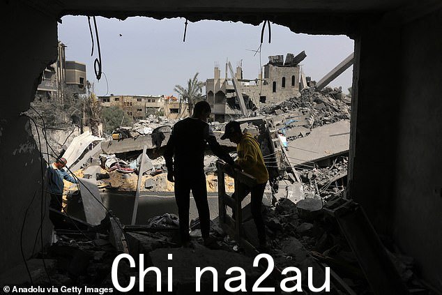 2024 年 3 月 29 日以色列空袭加沙代尔巴拉赫后 Maghazi 难民营受损建筑的景象