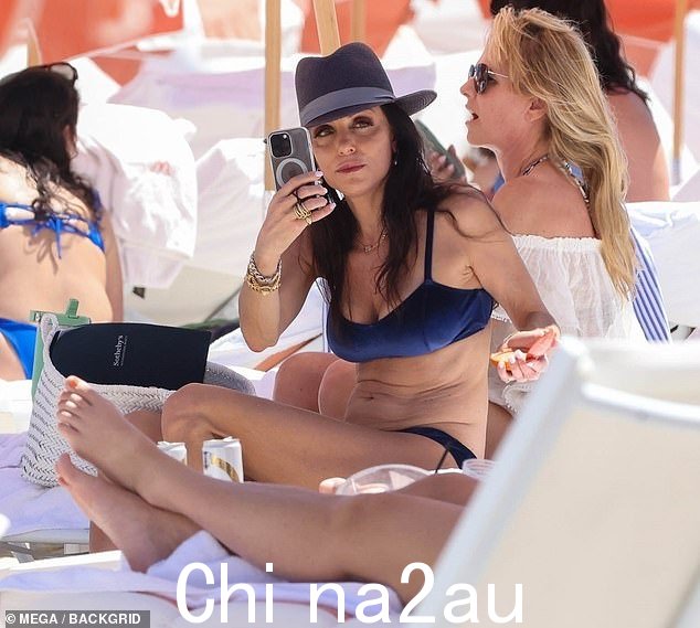 贝瑟尼·弗兰克尔 (Bethenny Frankel) 周一下午在迈阿密海滩复活节后旅行期间沐浴阳光