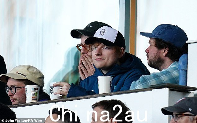 Ed Sheeran 被发现在周一波特曼路体育场举行的 Sky Bet 冠军赛中为伊普斯维奇镇对阵南安普顿队加油