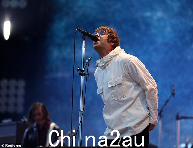 Liam Gallagher(摄于 2022 年)已确认,他的另一位家庭成员将与他一起参加“Definitely Maybe 30 周年纪念巡演” class=