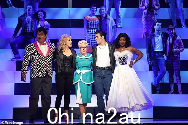她与联合主演 Jay Laga'aia(文斯·方丹)、Annelise Hall(桑迪·奥尔森)、Patti Newton(林奇小姐)和 Joseph Spanti(丹尼·祖科)一起登台表演