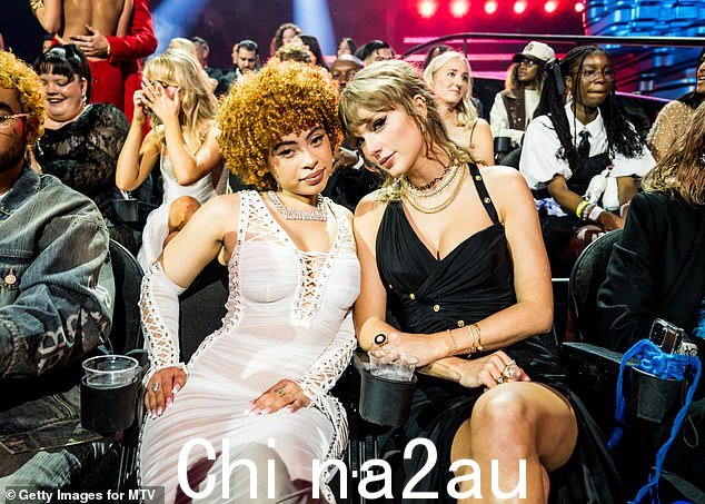 Ice Spice 和 Taylor 9 月份在 2023 年视频音乐奖上坐在一起的照片