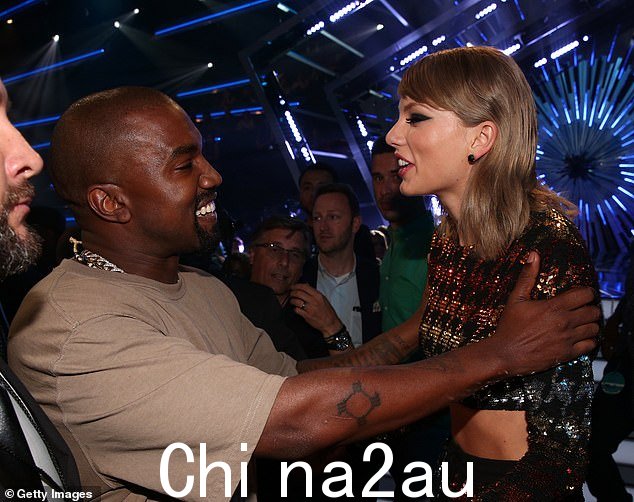 Taylor 继续指责 Kanye 撒谎,要求她允许在他的歌词中提及她,这促使 Kim 发布了相关通话的部分录音。 Kanye 和 Taylor 于 2015 年在 VMA 上