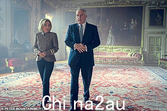 Rufus Sewell 在 Scoop 中饰演约克公爵,Gillian Anderson 饰演 Emily Maitlis