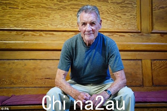 如图所示的电视传奇人物表示,他希望在身体健康的情况下继续录制他的旅行纪录片